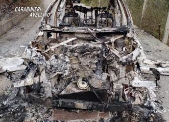 Suv incendiato in località Fusaro, indagano i carabinieri