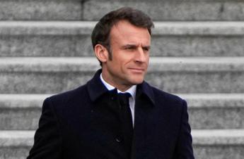 Ucraina, Macron: “Non è tempo di trattativa, ma la prepariamo”