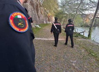 Vecchia bomba a mano ancora carica trovata nel Tevere e fatta brillare