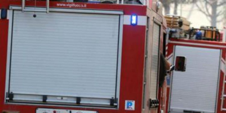 Roma, incendio in ex falegnameria a Corcolle: evacuate case vicine