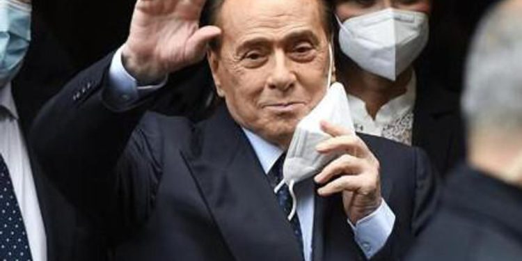 Berlusconi ricoverato, il messaggio ai suoi: “Non vedo l’ora di tornare in campo”