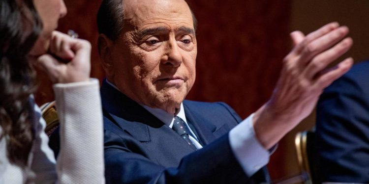 Berlusconi ricoverato: diagnosi leucemia da 2 anni, riacutizzazione a marzo