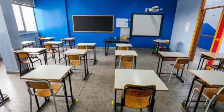 Oristano, maestra sospesa per aver fatto pregare bambini in classe