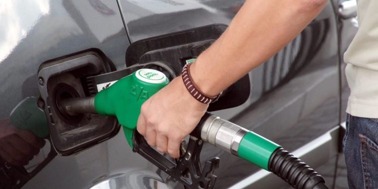 Carburante, benzina sale e gasolio cala: prezzi oggi in Italia
