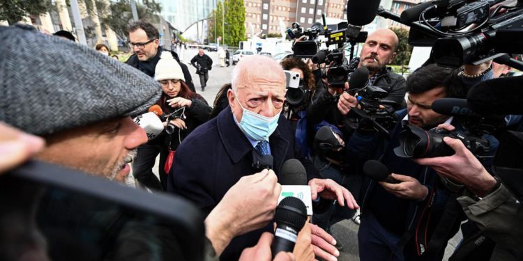 Berlusconi ricoverato, Confalonieri: “Sta meglio di prima”