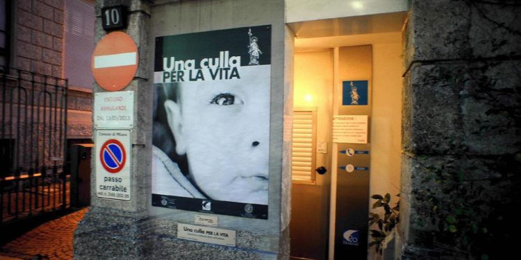 Milano, bimbo lasciato nella culla per la vita della Mangiagalli