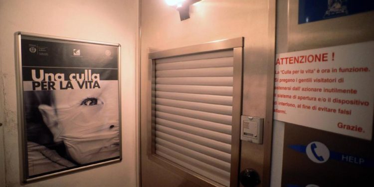 Milano, il neonatologo: “Enea era avvolto in copertina verde, vorrei parlare alla mamma”