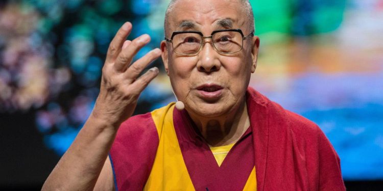 Dalai Lama si scusa per aver chiesto a bambino di “succhiargli lingua”