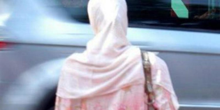 Iran, 2 donne aggredite e arrestate perché non indossavano l’hijab – Video