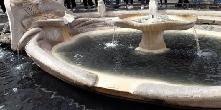 Roma, blitz di Ultima Generazione: “Tinta di nero acqua fontana Piazza Spagna” – Video