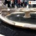 Roma, blitz di Ultima Generazione: “Tinta di nero acqua fontana Piazza Spagna” – Video