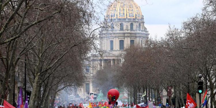 Francia, centinaia di migliaia in piazza contro riforma pensioni: 13 aprile nuova mobilitazione