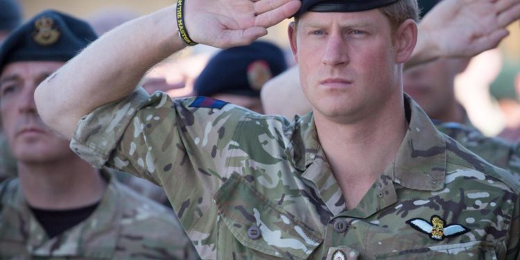 “Elisabetta mando Harry in Afghanistan per salvare vita a William”