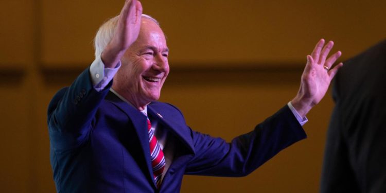 Usa 2024, ex governatore Arkansas si candida alla Casa Bianca