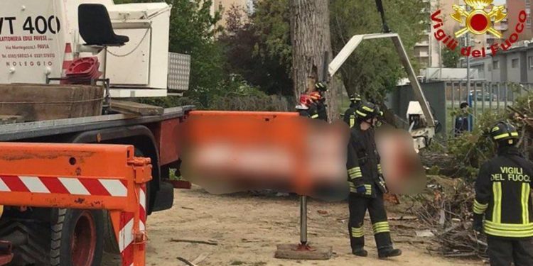 Cede cestello mentre potano albero in un golf club, 2 morti e 1 ferito nel milanese