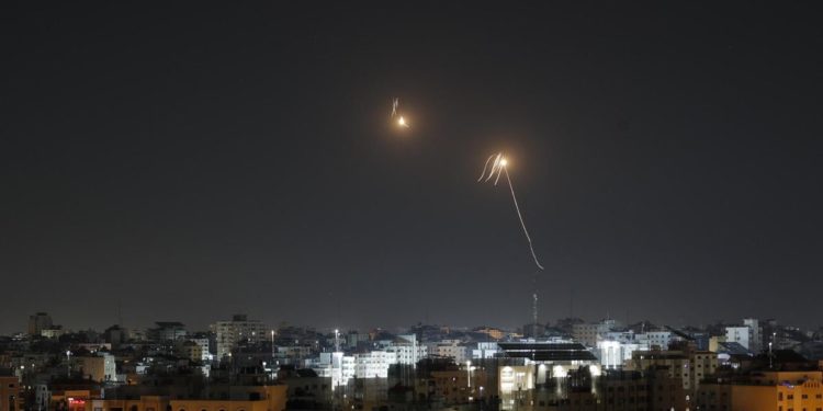 Mo, bombardamenti Israele in Libano e Gaza: colpiti siti Hamas