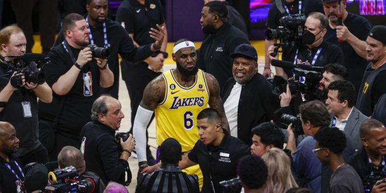 Nba, i Lakers vincono con 37 punti di LeBron James: Utah ancora ko