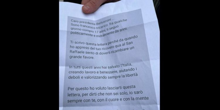Berlusconi ricoverato, 17enne consegna lettera per il Cav: “Nessuno può prendere suo posto”