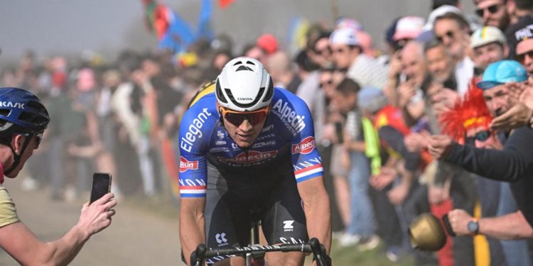 Parigi-Roubaix 2023, vince l’olandese Van der Poel. Ganna sesto