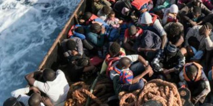 Migranti, Sea Watch: “Peschereccio con 400 persone a bordo”