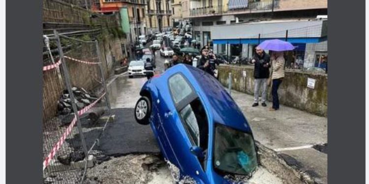 Maltempo, voragine inghiotte auto a Napoli