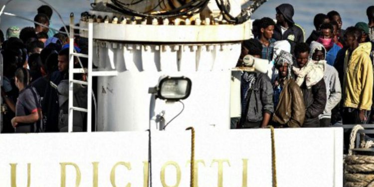 Migranti, barca in difficoltà: 400 persone a bordo