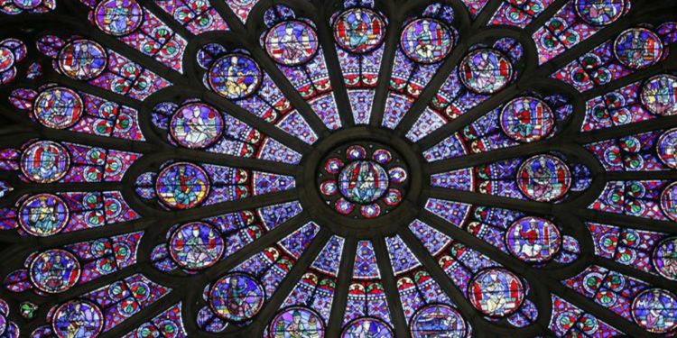 Notre-Dame risorge dall’incendio: entro luglio tornano le vetrate