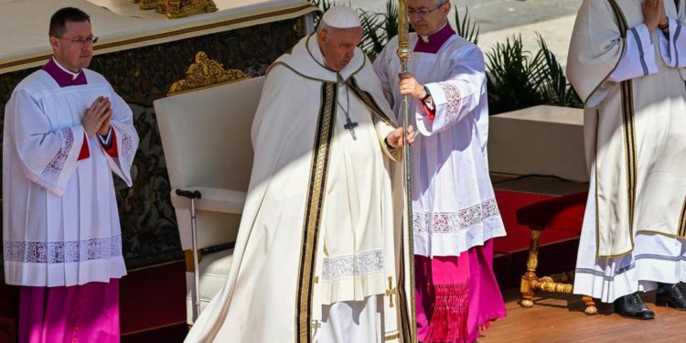 Pasqua 2023, Papa presiede messa a San Pietro: 45mila fedeli in piazza