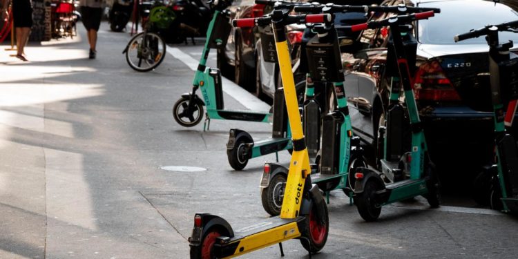 Francia, a Parigi vietati i monopattini elettrici a noleggio