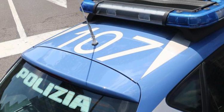 Roma, sfondano porta appartamento per sfratto e si ritrovano in casa del questore