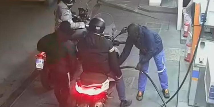 Napoli, provano a rubargli lo scooter e gli sparano – Video