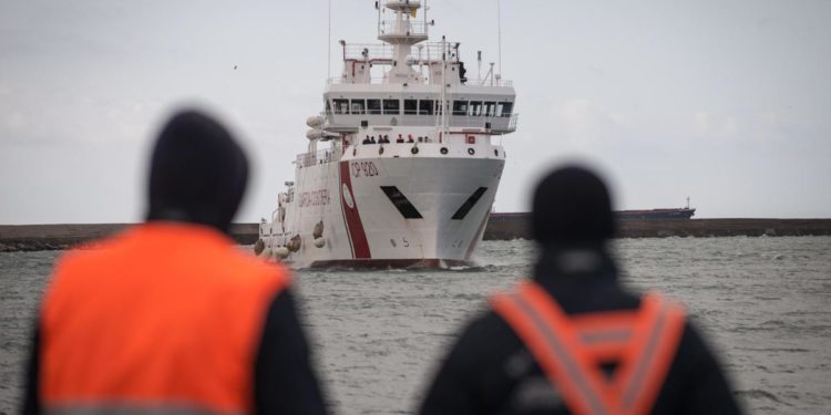 Migranti, raffica di sbarchi: 700 in arrivo al porto di Catania
