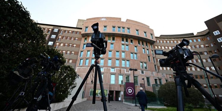 Berlusconi, ottava notte tranquilla: oggi nuovo bollettino