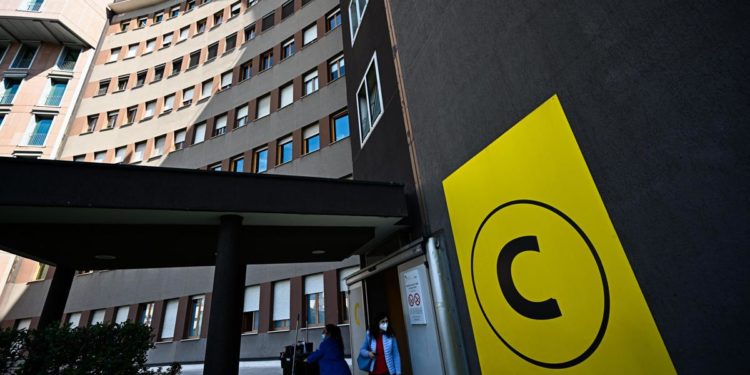 Berlusconi in terapia intensiva. Il fratello: “Ce la farà”