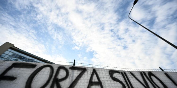 Berlusconi, Forza Italia tira sospiro di sollievo ma restano nodi nel partito