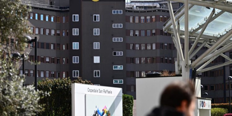 Berlusconi, prima notte in ospedale: atteso bollettino in mattinata