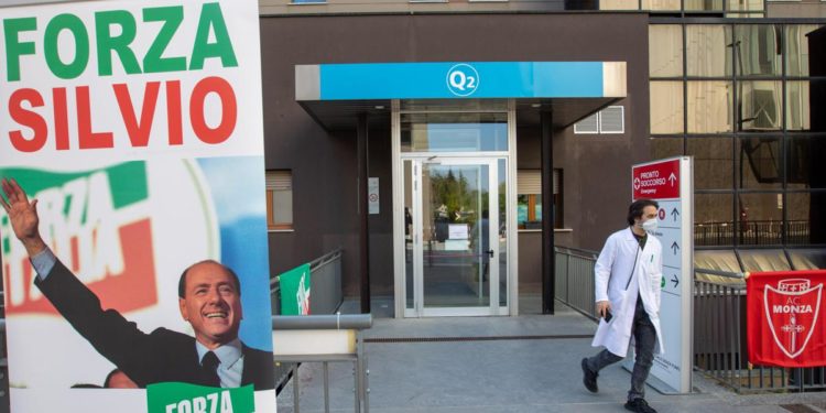 Berlusconi, supporter napoletano porta Madonna con lumino: “Speriamo lo salvi”