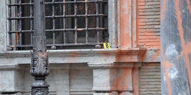 Arriva ddl Fdi contro ‘eco-vandali’, carcere per chi imbratta beni culturali