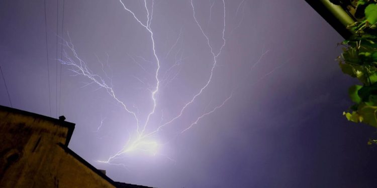 Maltempo sull’Italia, temporali e raffiche di burrasca: scatta allerta