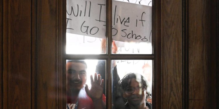 Usa, deputati neri protestano contro le armi: Camera Tennessee li espelle