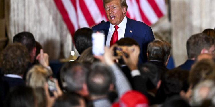 Trump incriminato, discorso-show a Mar-a-Lago