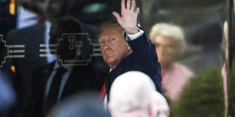 Il messaggio di Trump: “Oggi mi arrestano, giorno tragico”