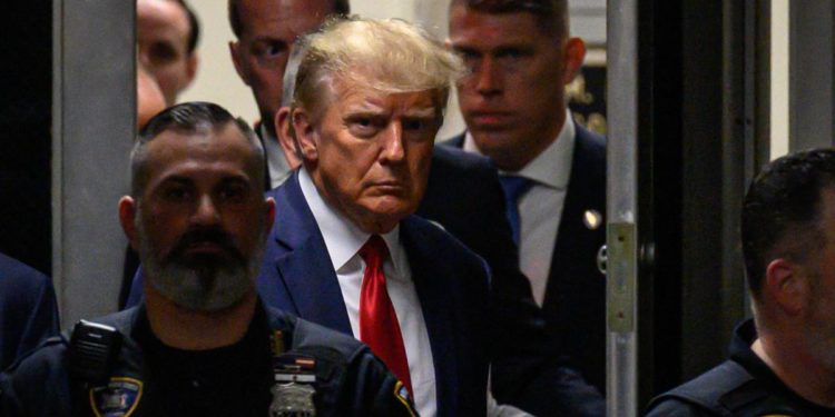 Trump in arresto, niente foto segnaletiche