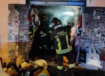 A fuoco nella notte negozio di souvenir a Roma, nessun ferito