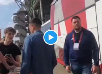 Ajax, tifoso insulta e Berghuis lo prende a pugni – Video