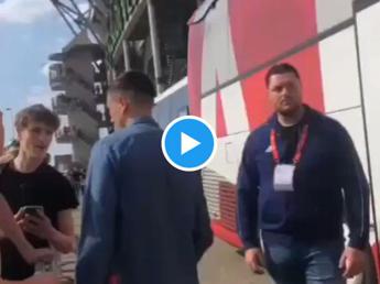 Ajax, tifoso insulta e Berghuis lo prende a pugni – Video