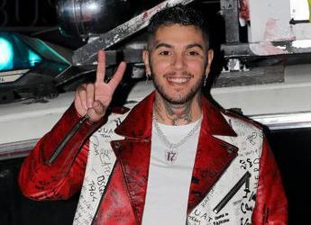Emis Killa annuncia nuove date live, debutto top con ‘Effetto Notte’