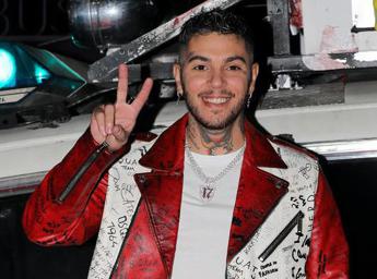 Emis Killa annuncia nuove date live, debutto top con ‘Effetto Notte’