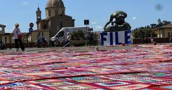 Firenze, mantello gigante simbolo di cura realizzato con 3mila pezzi di stoffa