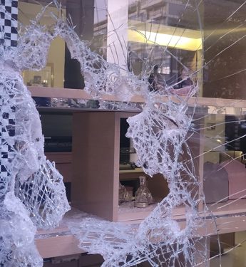 Furto alla Vuitton, sfondano vetrina con la mazza